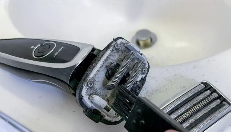 Lý do bạn nên vệ sinh máy cạo râu Lý do bạn nên vệ sinh máy cạo râu