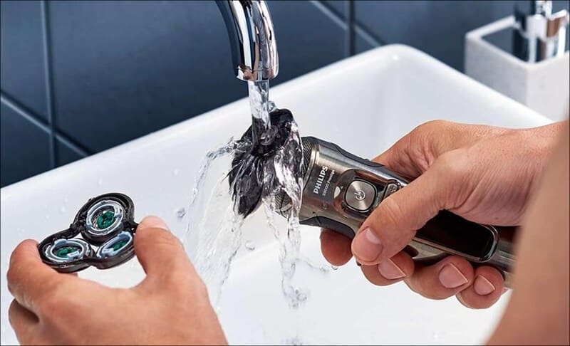 Làm sạch bằng việc rửa dưới dòng nước Làm sạch bằng việc rửa dưới dòng nước