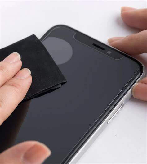 Bọt khí xuất hiện ở giữa màn hình điện thoại sau khi dán