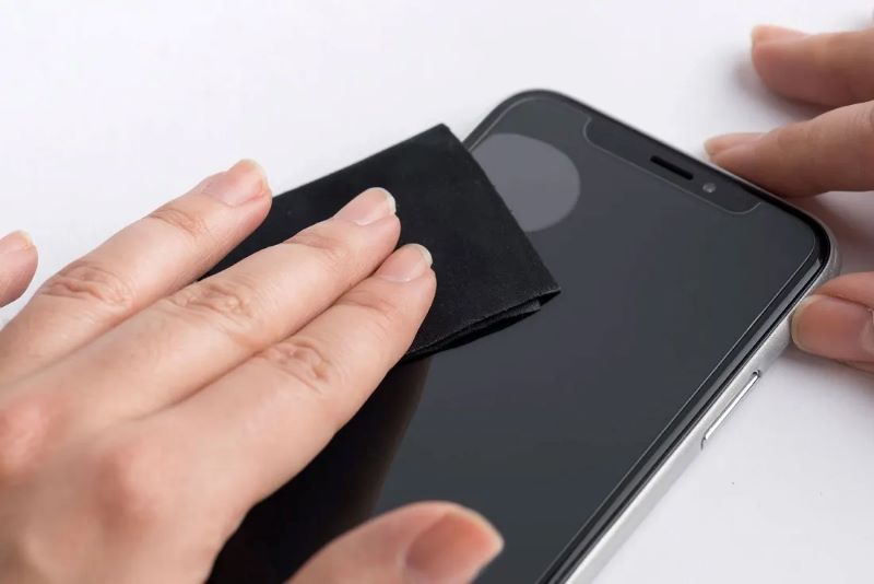 Nên tắt nguồn trước khi dán miếng dán màn hình