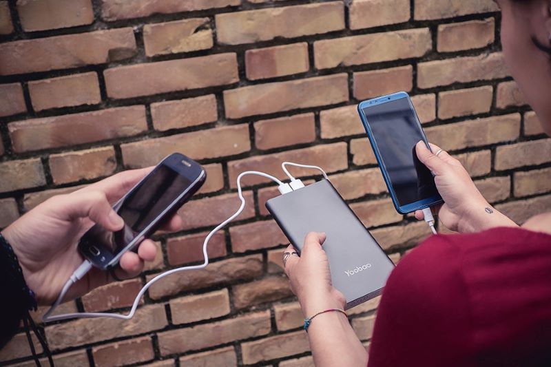 Tuyệt đối không vừa sạc vừa sử dụng có thể gây ra cháy nổ Tuyệt đối không vừa sạc vừa sử dụng có thể gây ra cháy nổ