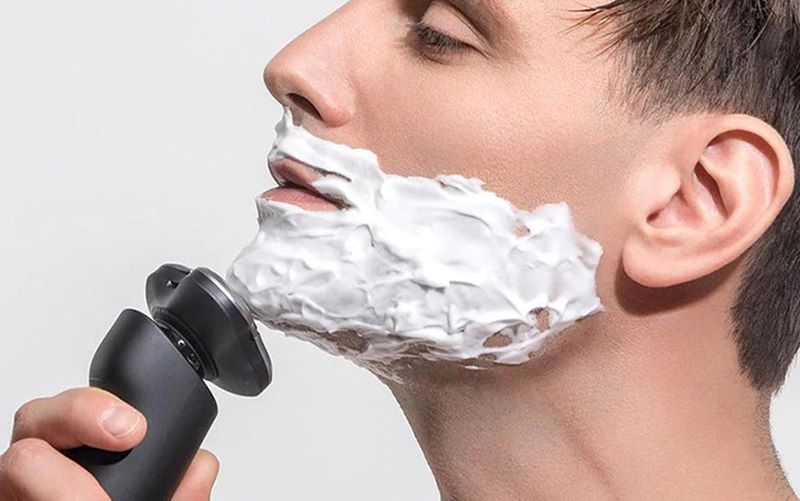 Vệ sinh da mặt trước khi cạo râu giúp tránh tổn thương vùng da nhạy cảm
