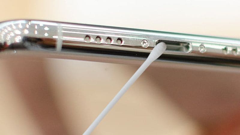 Tiến hành vệ sinh các cổng và khe cắm kết nối trên thiết bị iPhone