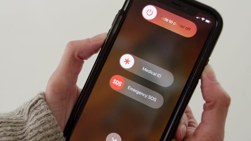 Thực hiện việc khởi động lại thiết bị iPhone